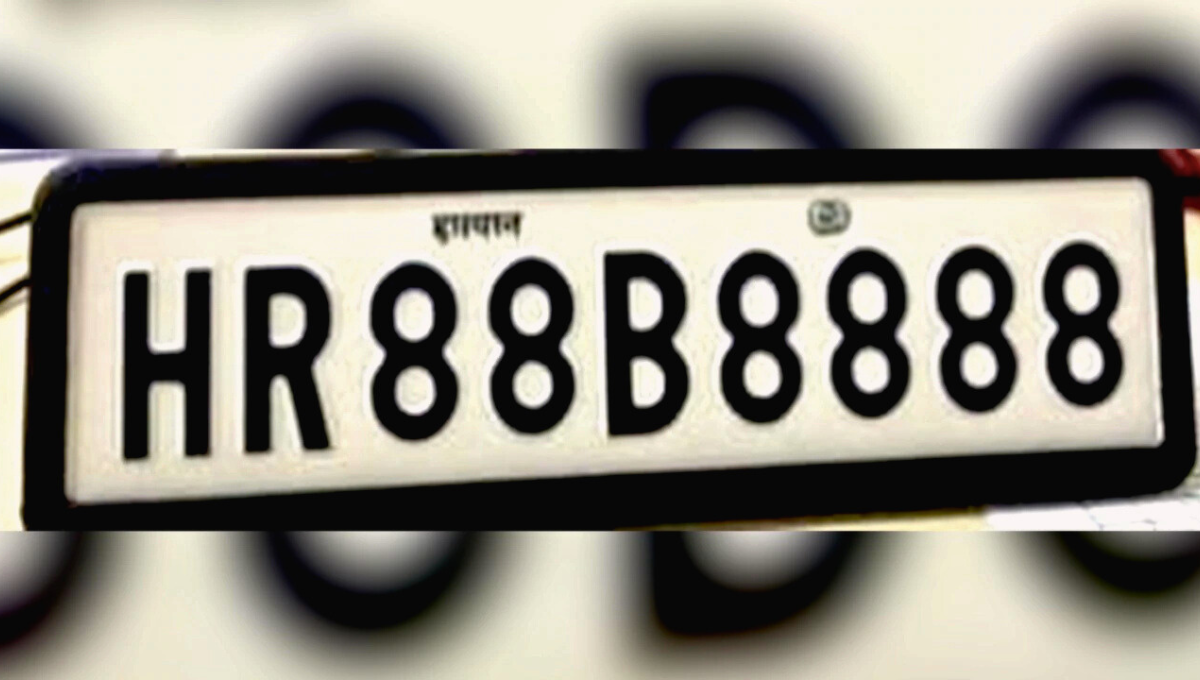 HR88B8888 नंबर प्लेट वाली लग्जरी कार सड़क पर।